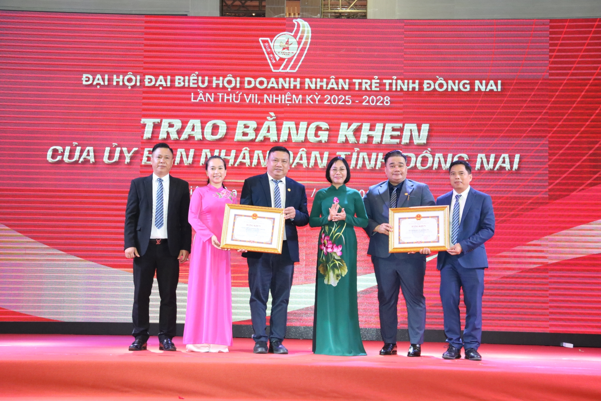 Vice Chairwoman of the Provincial People's Committee Nguyen Thi Hoang presented certificates of merit from the province to two groups of the Dong Nai Young Entrepreneurs Association. Photo: Vuong The