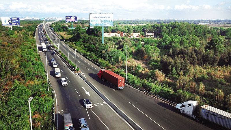 Une section de l'autoroute à 4 voies existante reliant Ho Chi Minh-Ville à Long Thanh.