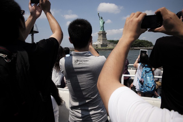 Khách quốc tế hủy tour tới Mỹ vì chính sách 'bắt nạt' của ông Trump - Ảnh 2.