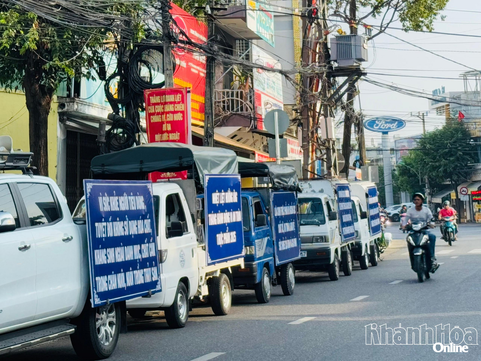Mobile vehicle convoy to communicate about food safety on main roads