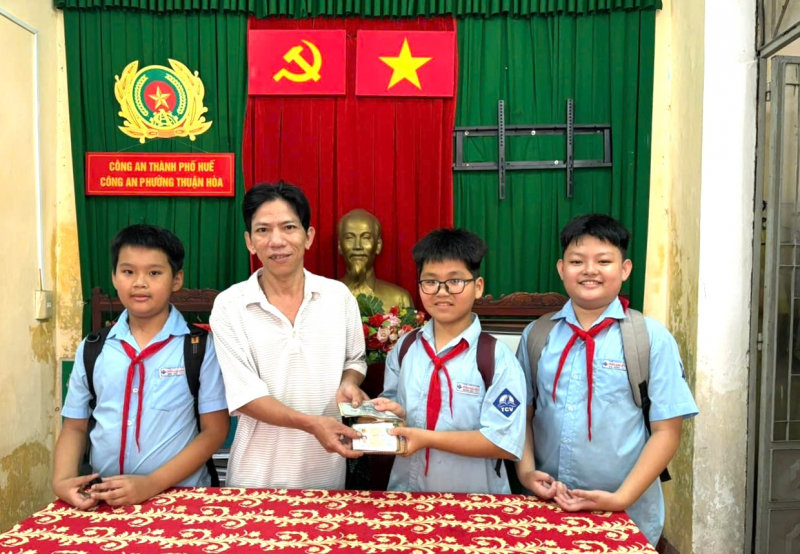 3 học sinh nhặt được tài sản liền nhờ Công an tìm người đánh rơi trả lại -0
