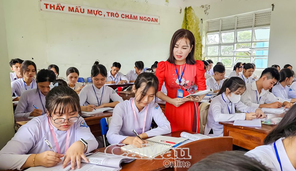 후인 손 까(Huynh Son Ca) 선생님은 특별 수업을 통해 지역 문화 발전에 기여하고, 아마추어 음악이라는 장르에 대한 젊은이들의 열정과 사랑과 자부심을 고취시키고 있습니다. 사진: 샘 리(SAM LEE)