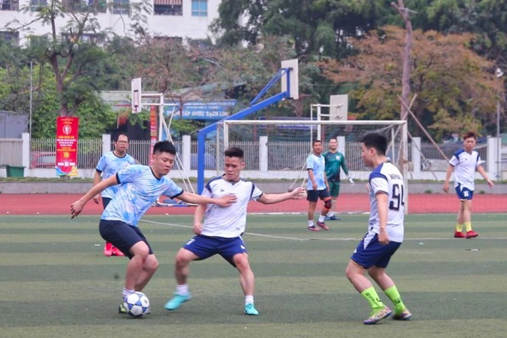 Sân bóng nóng hơn thời tiết Hà Nội: 17 đội tranh tài trong màu áo công đoàn - Ảnh 2.