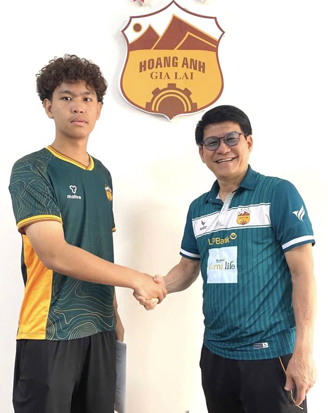 HAGL chiêu mộ thủ môn 'lạ' 16 tuổi: Mang hai dòng máu Việt - Thái, cao 1,87 m- Ảnh 1.
