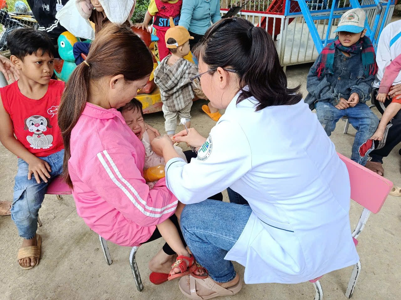 Nhân viên y tế thăm khám cho trẻ em Nam Trà My - địa phương từ đầu năm đến nay xuất hiện nhiều ca sốt phát ban nghi sởi. Ảnh: ÁNH MINH