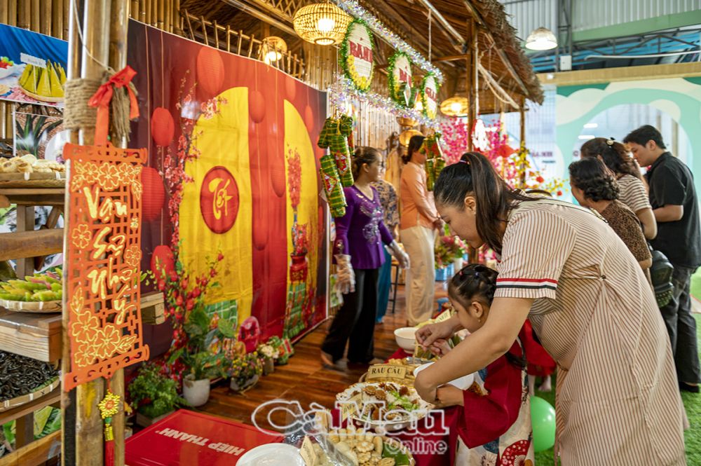At Hanh Phuc Kindergarten (Ward 9, Ca Mau City), the space is covered with red and yellow colors of parallel sentences, apricot and peach branches... In particular, the scene of a small, rustic bamboo house with thatched roof evokes the warm traditional Tet holiday.
