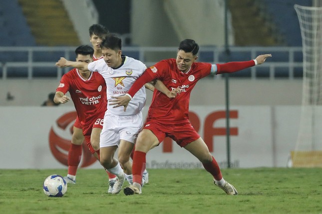 Comments on Hong Linh Ha Tinh vs The Cong Viettel, 18:00 April 11: ទង់ជាតិគឺនៅក្នុងដៃ ពិបាកនឹងគ្រវីរូបថត 1