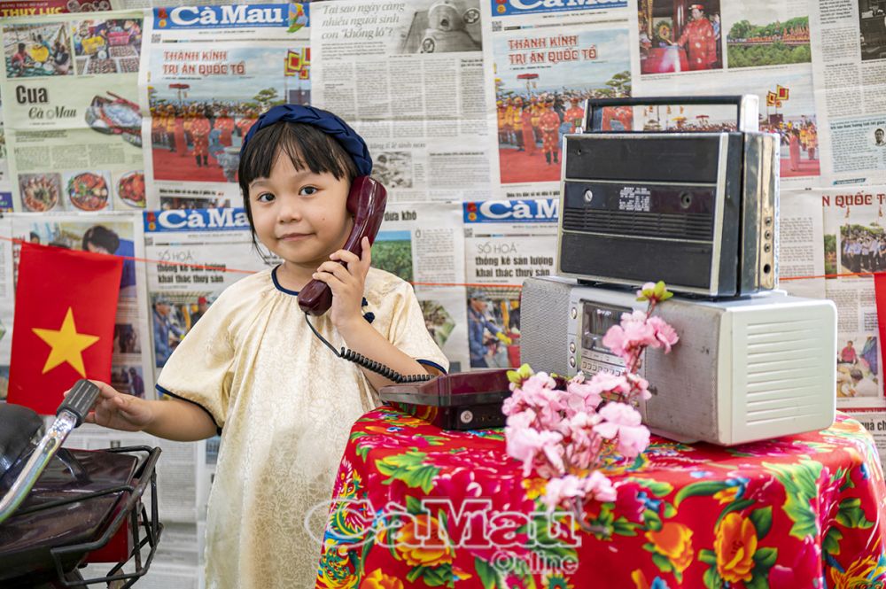 The newspaper stand is also a traditional beauty recreated in the Tet space at Hoang Oanh Educational Farm of Hoang Oanh Kindergarten.