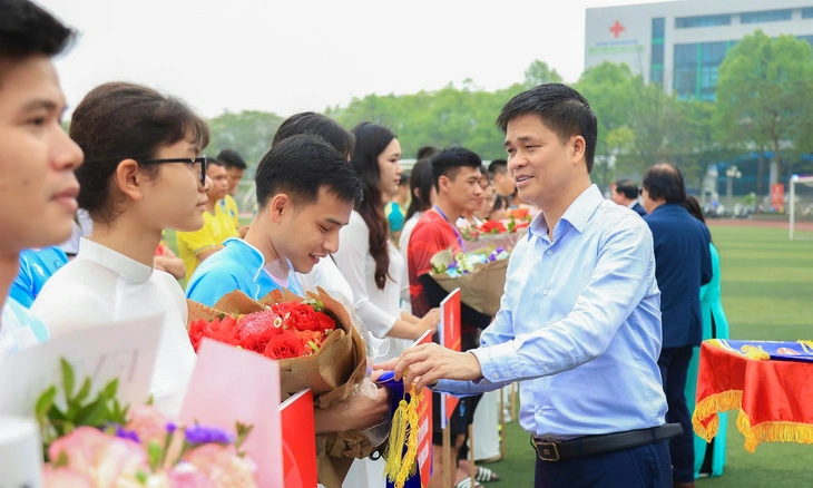 Sân bóng nóng hơn thời tiết Hà Nội: 17 đội tranh tài trong màu áo công đoàn - Ảnh 1.