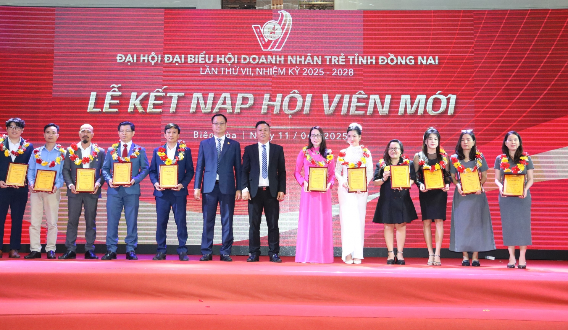 Admitting new members to Dong Nai Young Entrepreneurs Association. Photo: Vuong The