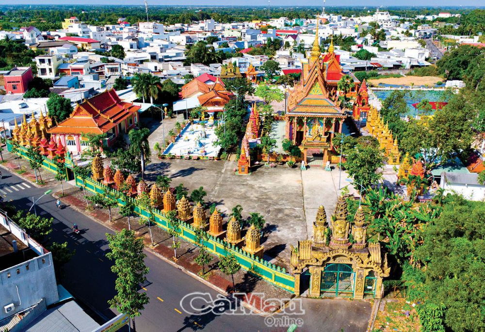 ลักษณะเฉพาะตัวของกลุ่มชาติพันธุ์เขมรปรากฏให้เห็นในสถาปัตยกรรมของวัดซึ่งเป็นสถานที่จัดกิจกรรมทางวัฒนธรรมชุมชนของชาวเขมรในท้องถิ่นด้วย (ในภาพ: เจดีย์มณิวงศ์โบพาราม เขต 1 เมืองก่าเมา)