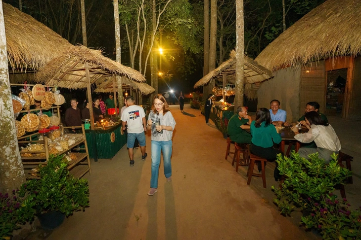 Dịp lễ 30-4 đến TP.HCM đi hàng loạt tour văn hóa lịch sử cực kỳ ý nghĩa, mới lạ - Ảnh 3.