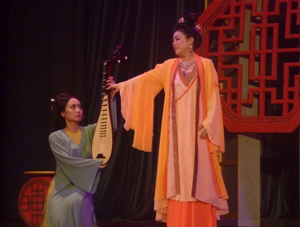 El artista Thanh Thuy (derecha) interpreta a Hoan Thu.