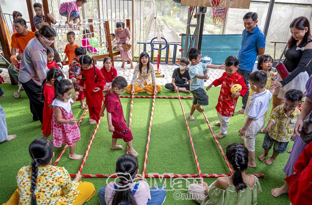 Children were excited to experience traditional folk games such as: bamboo dancing, ball throwing, lucky draw, basket boat... (Photo taken at Hanh Phuc Kindergarten).