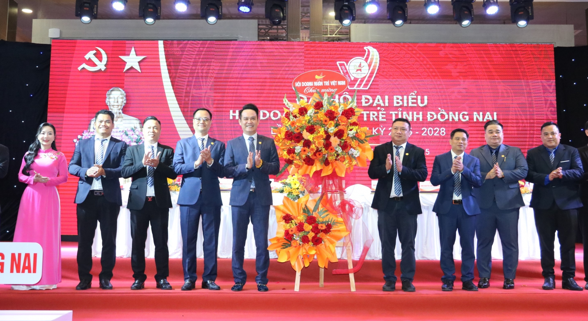 Chairman of the Central Committee of the Vietnam Young Entrepreneurs Association Dang Hong Anh presented flowers to congratulate the congress. Photo: Vuong The