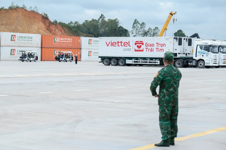 Điều tiết xe chở hàng qua cửa khẩu Hữu Nghị để phục vụ giao lưu quốc phòng Việt - Trung - Ảnh 2.