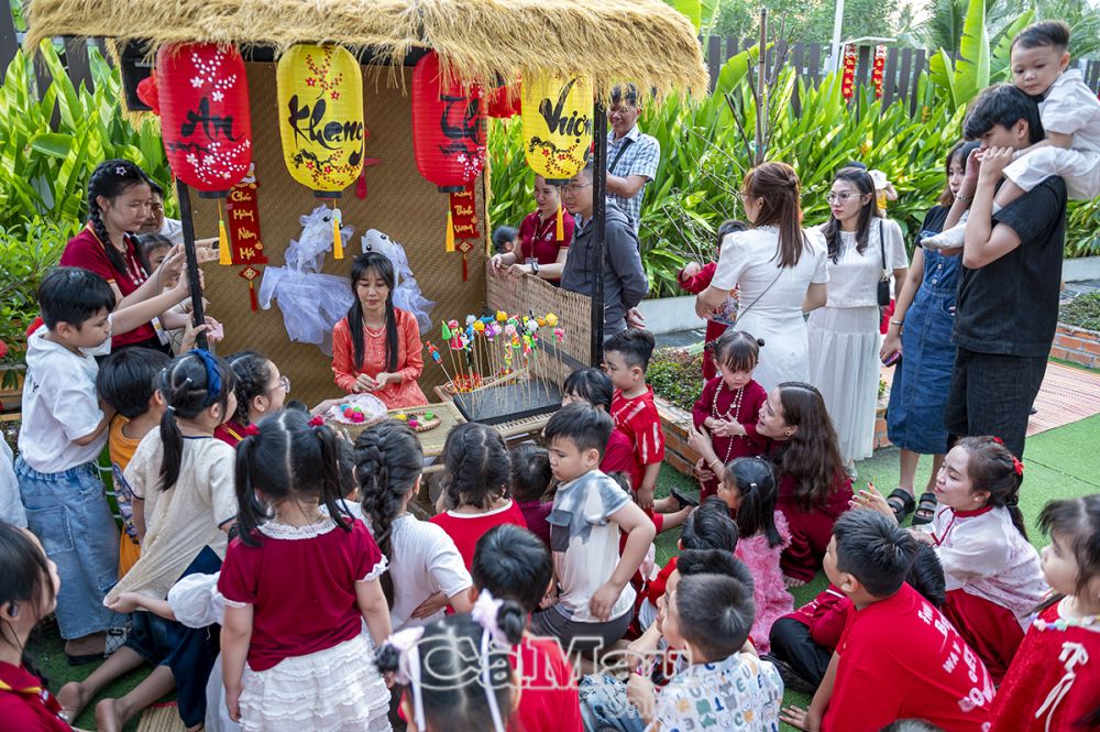 Children of Hoang Oanh Kindergarten (Ward 5, Ca Mau City) experience making to he figurines.