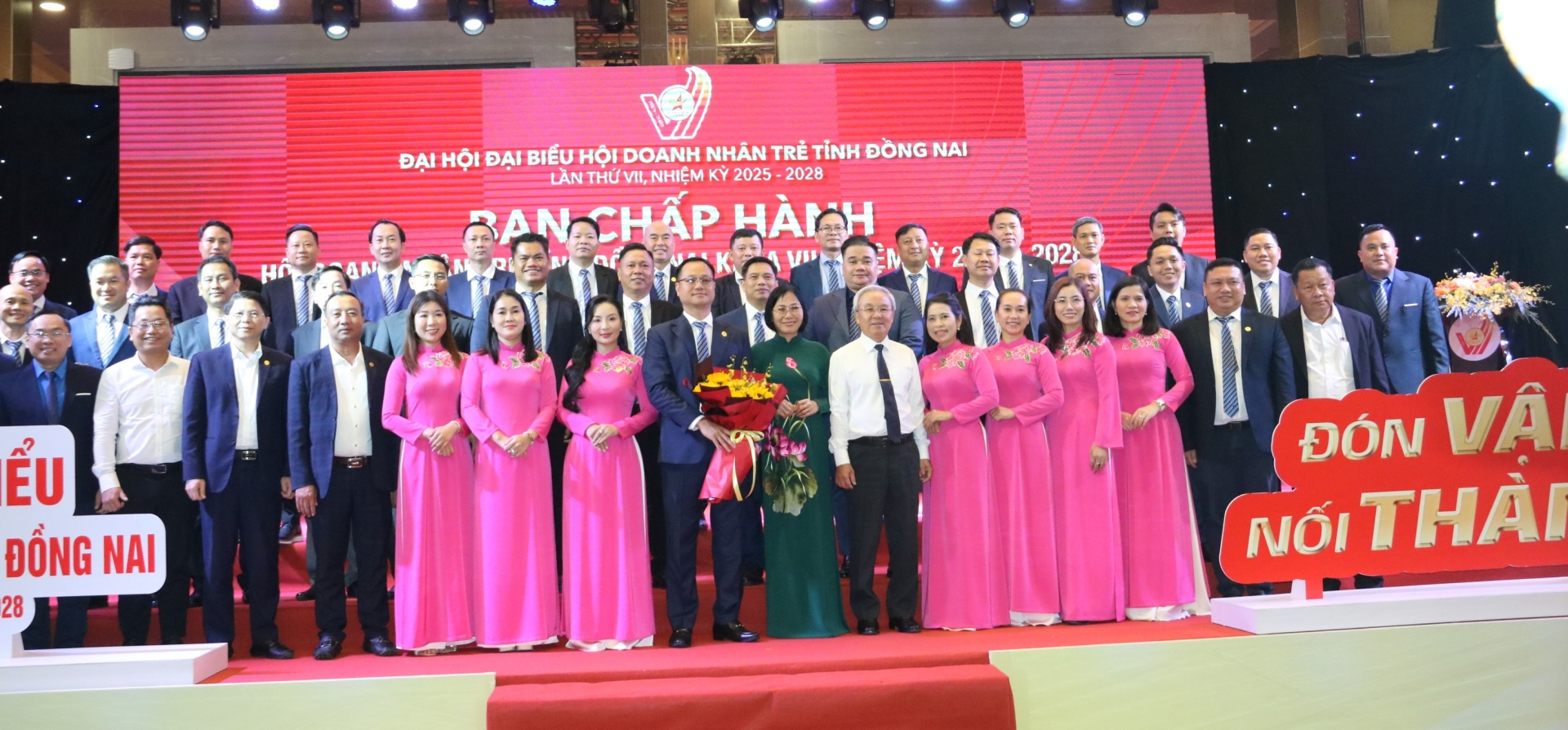 Mr. Dang Quoc Nghi, Chairman of the 7th term of Dong Nai Young Entrepreneurs Association and the Executive Board of the association were introduced and received congratulatory flowers from provincial leaders and delegates. Photo: Vuong The