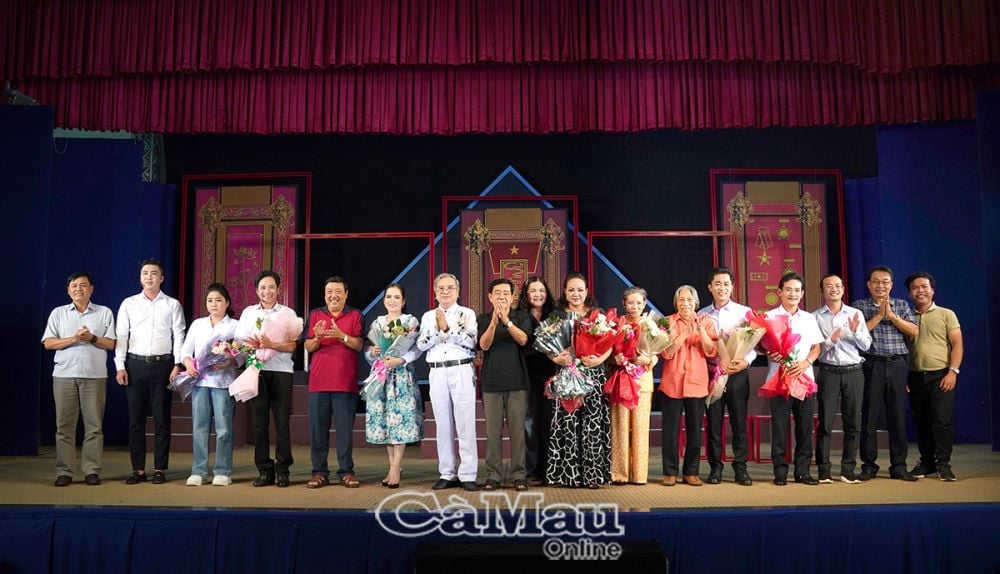 Lãnh đạo Sở Văn hoá, Thể thao và Du lịch tỉnh Cà Mau cùng thành viên Hội đồng Nghệ thuật tặng hoa chúc mừng các nghệ sĩ sau buổi biểu diễn phúc khảo.