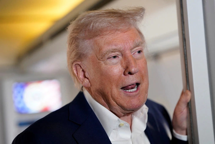 Ông Trump nói thuế quan 10% chỉ là 'mức sàn' - Ảnh 1.