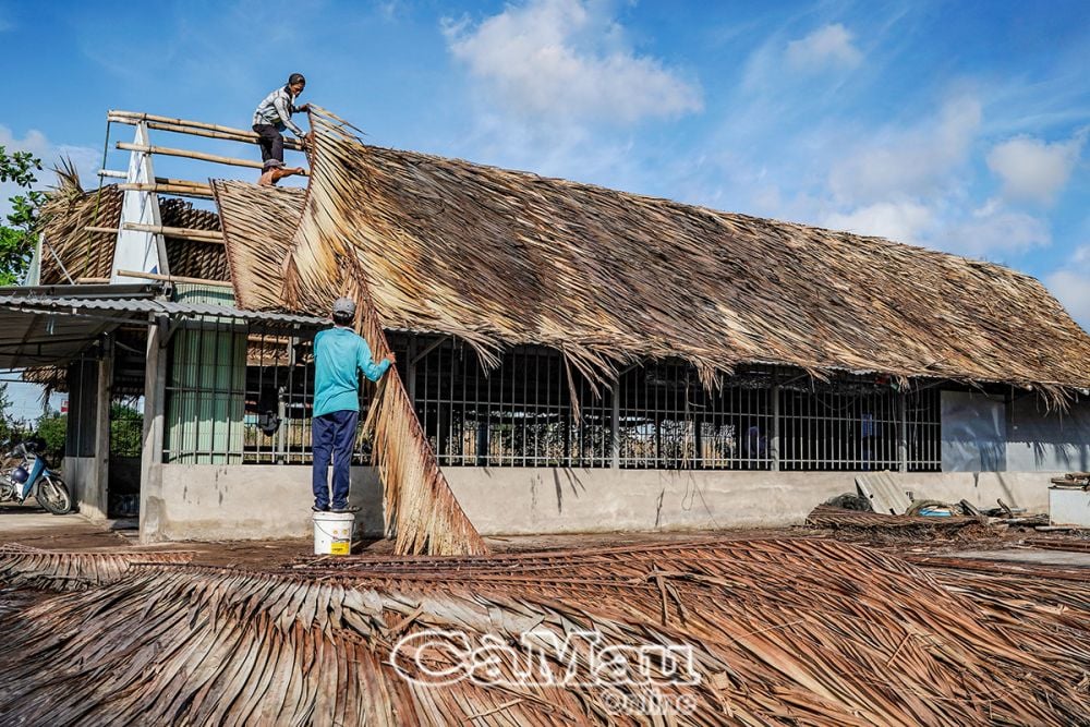 The process of roofing a thatched house is very simple.