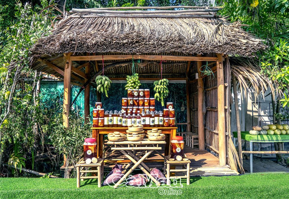 A simple thatched house was built in the Ca Mau Museum grounds to display and introduce products during holidays and Tet.