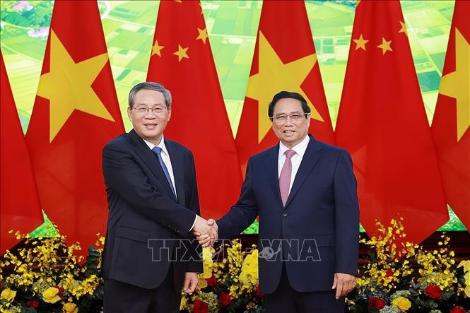 នាយករដ្ឋមន្ត្រី Pham Minh Chinh និងនាយករដ្ឋមន្ត្រីចិន Li Qiang ថតរូបជុំគ្នាមុនកិច្ចចរចា។ រូបថត៖ Duong Giang/VNA