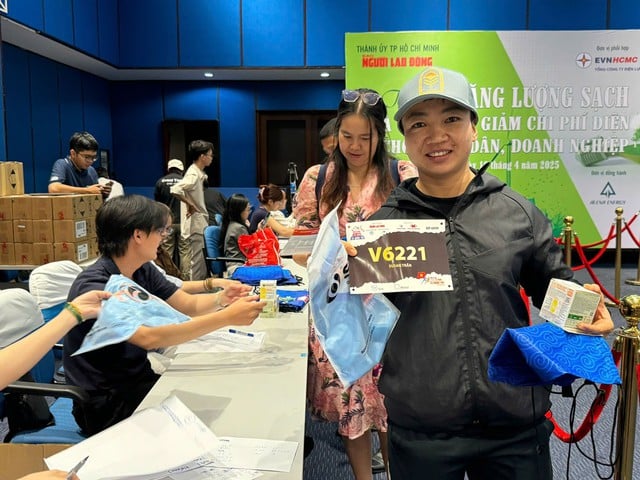 Vận động viên Trần Thị Đoan Trang háo hức khoe BIB chạy đặc biệt