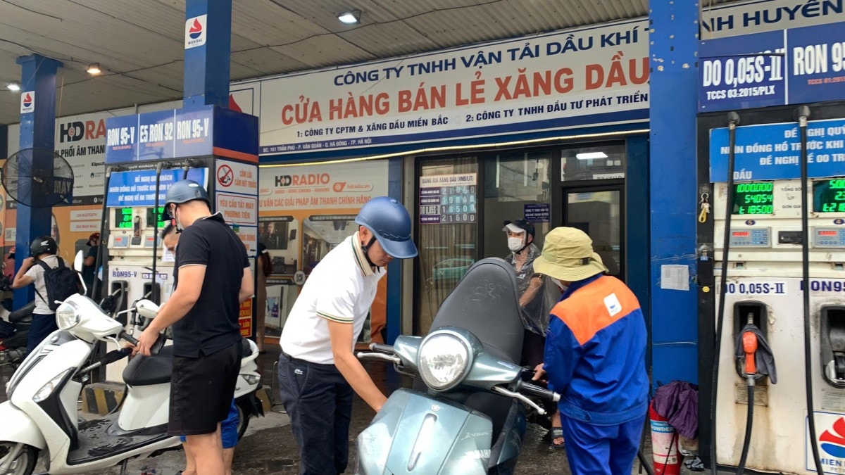 Gasoline price today April 12, 2025: World oil price continues to decrease