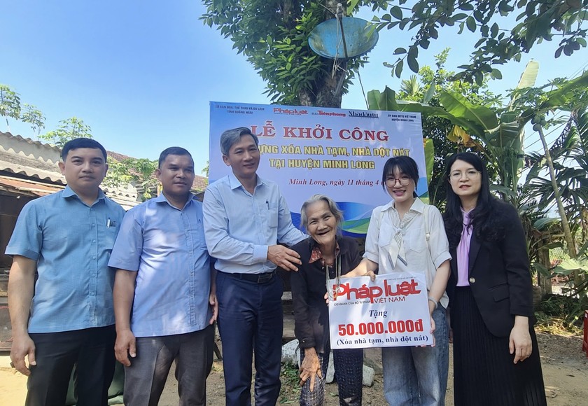 Phó Bí thư Thường trực Huyện uỷ huyện Minh Long Lê Thanh Bình (áo xanh đứng giữa); bà Huỳnh Thị Thu Thuỷ, Phó Giám đốc Sở Văn hoá- Thể thao và Du lịch tỉnh Quảng Ngãi (áo đen ngoài cùng) cùng lãnh đạo địa phương tham dự Lễ Khởi công xây dựng xóa nhà tạm, nhà dột nát trên địa bàn xã Long Hiệp