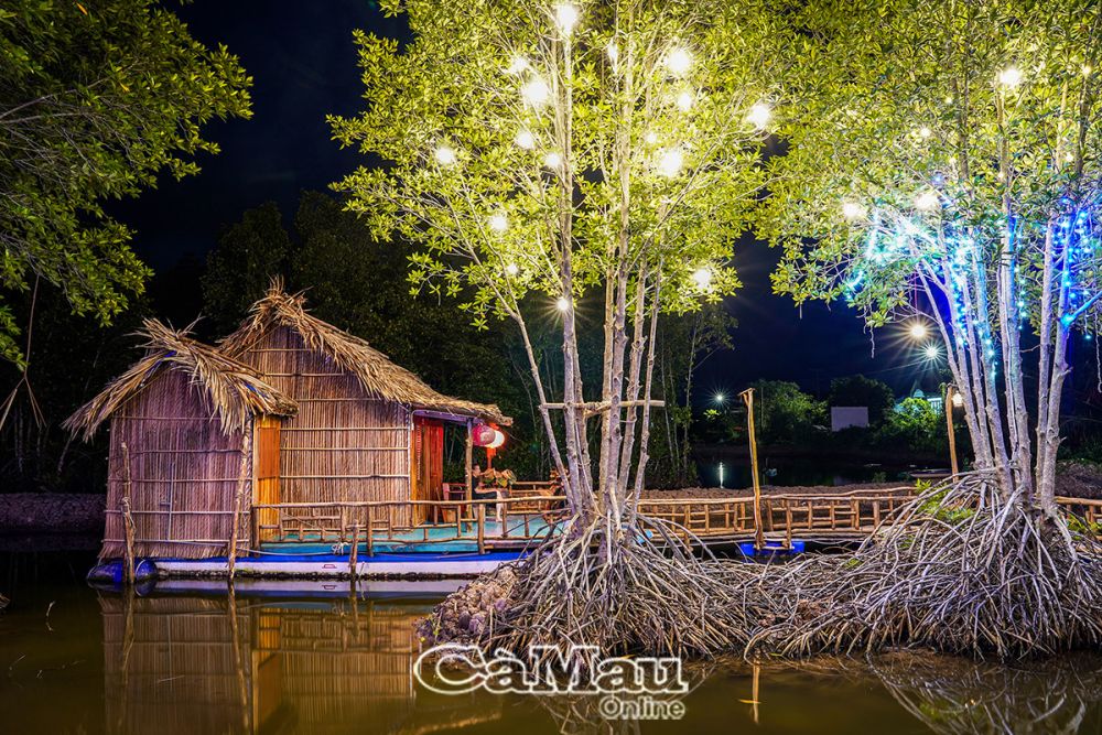 The thatched house is peaceful at night.