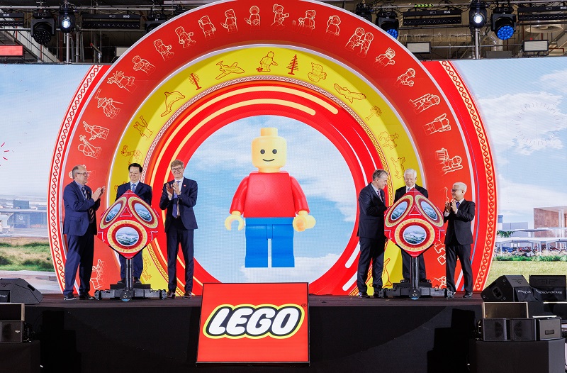 Le vice-Premier ministre Mai Van Chinh, les dirigeants de la province de Binh Duong et les dirigeants du groupe LEGO ont procédé à la cérémonie d'inauguration du projet.