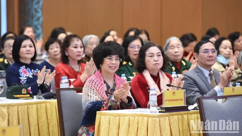 Vietnamesische Frauen fördern und verbreiten gute Werte und tragen aktiv zur Entwicklung des Landes bei. Foto 5