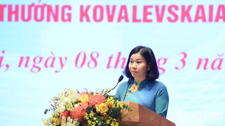 Vietnamesische Frauen fördern und verbreiten gute Werte und tragen aktiv zur Entwicklung des Landes bei. Foto 4