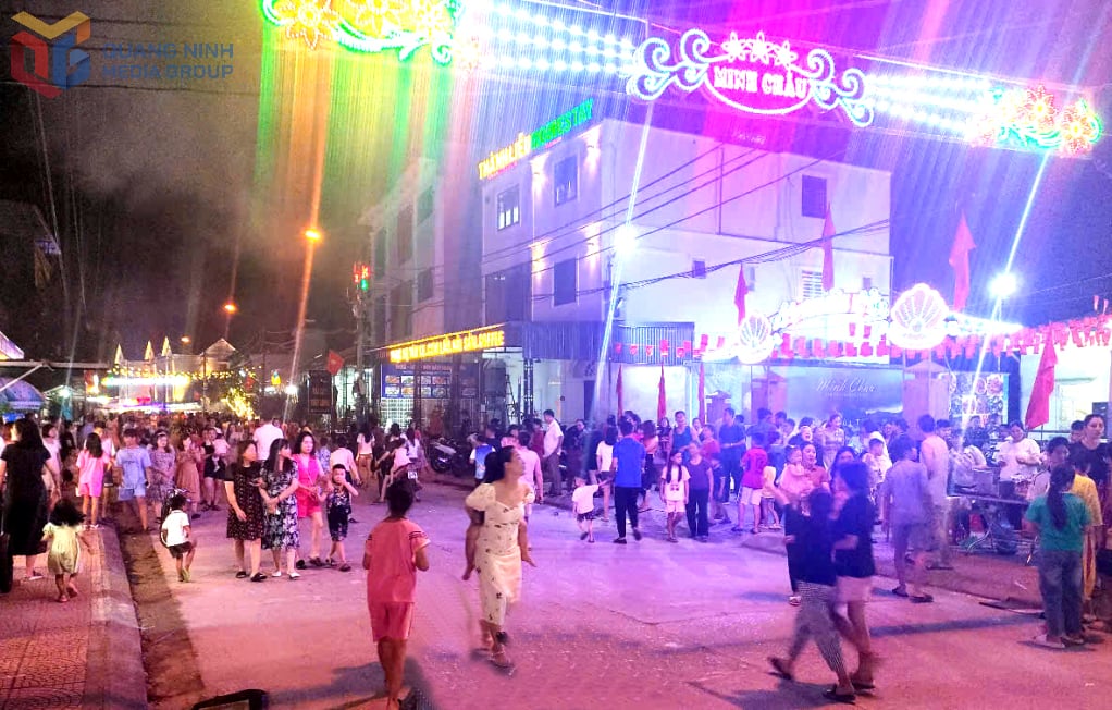 Durante la temporada turística, la calle peatonal Minh Chau está muy concurrida de turistas.