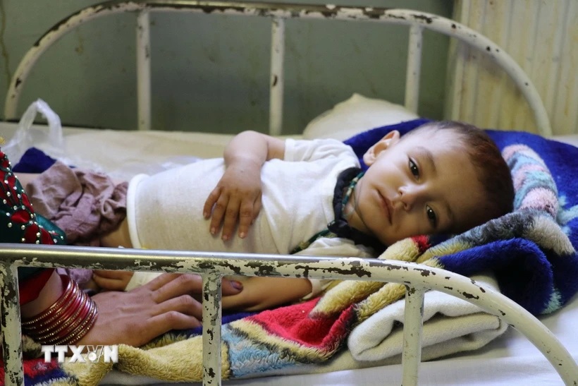 Des enfants atteints de rougeole sont soignés dans un hôpital de la province de Khost, en Afghanistan. (Photo : THX/TTXVN)