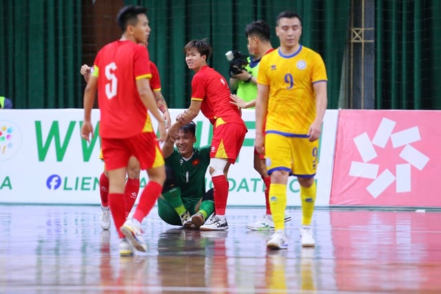 L'équipe de futsal du Vietnam a battu l'équipe du Kazakhstan, classée parmi les 7 meilleures au monde - Photo 2.