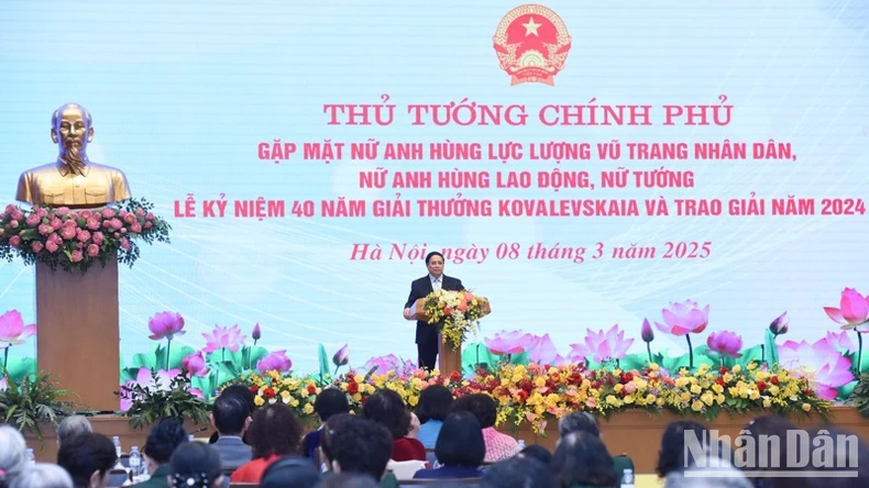 Vietnamesische Frauen fördern und verbreiten gute Werte und tragen aktiv zur Entwicklung des Landes bei. Foto 6