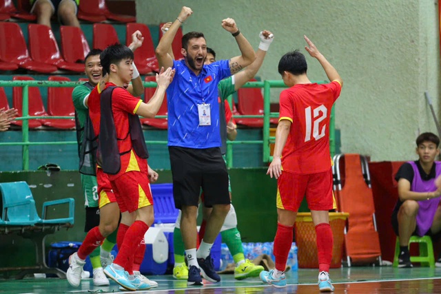 L'équipe de futsal du Vietnam a battu l'équipe du Kazakhstan, classée parmi les 7 meilleures au monde - Photo 1.