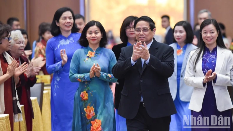 Vietnamesische Frauen fördern und verbreiten gute Werte und tragen aktiv zur Entwicklung des Landes bei. Foto 1