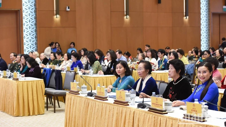 Vietnamesische Frauen fördern und verbreiten gute Werte und tragen aktiv zur Entwicklung des Landes bei. Foto 8