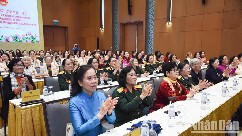 Vietnamesische Frauen fördern und verbreiten gute Werte und tragen aktiv zur Entwicklung des Landes bei. Foto 3