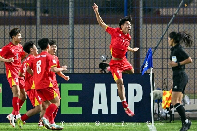 ฮวง ตรง ดุย คัง (หมายเลข 7) ยิงประตูให้ทีมชาติเวียดนาม U17 เสมอกับทีมชาติออสเตรเลีย U17 1-1 ในศึกชิงแชมป์เอเชีย U17 ปี 2025 ภาพ: VFF