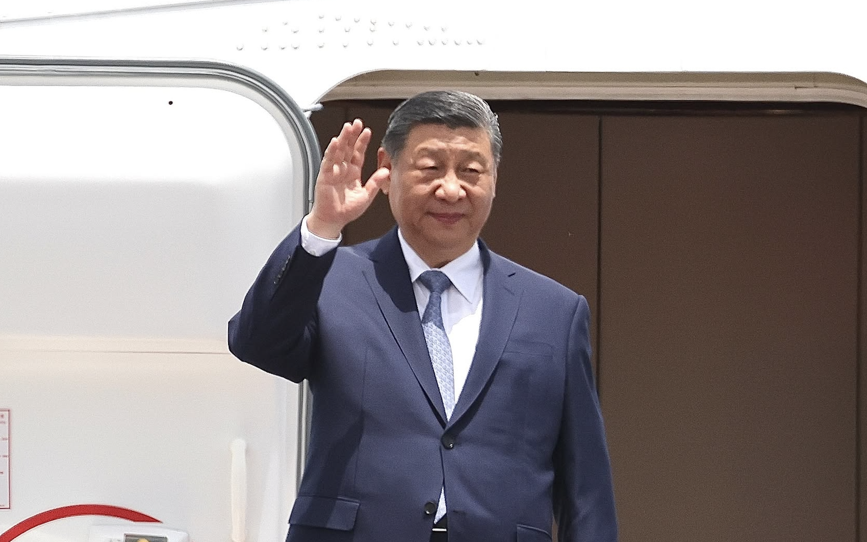 Vorsitzender Luong Cuong begrüßte den Generalsekretär und Präsidenten Chinas Xi Jinping am Flughafen Noi Bai