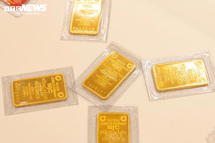 金価格は本日4月14日に1億700万ベトナムドン/タエルの新たな高値を記録した。 （写真：コン・ヒエウ）。