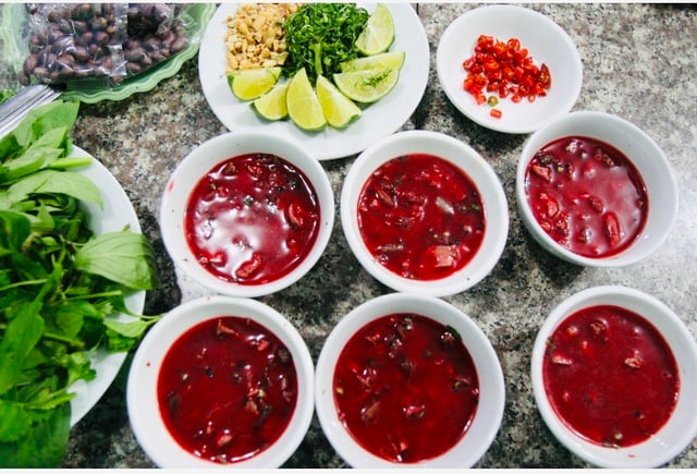 Cẩn trọng trào lưu trên mạng xã hội: Ăn nội tạng, thịt sống, nguy cơ khó lường - Ảnh 1.