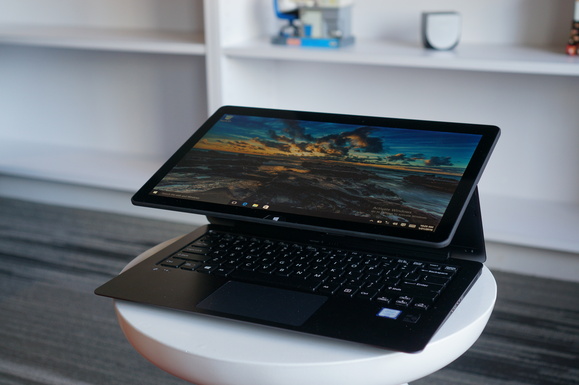 Vaio Z Flip menonjol dengan desain layar yang dapat dilipat ke belakang.