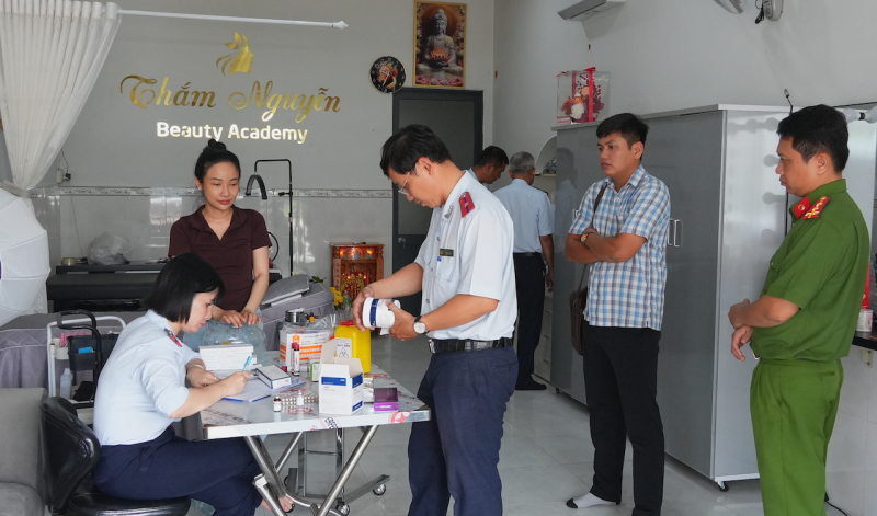 The inspection team made a record of the incident. Photo: Trong Tin.jpeg -0