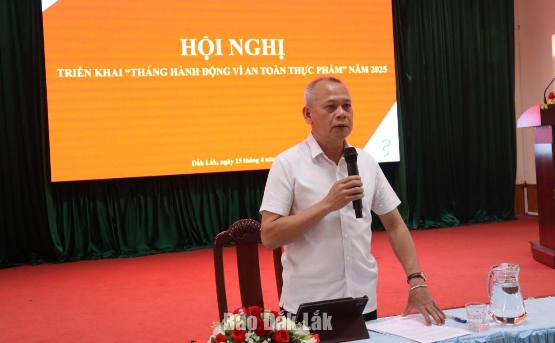 Giám đốc Sở Y tế Nay Phi La điều hành thảo luận tại hội nghị.