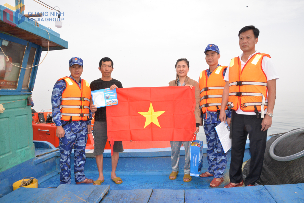 Đoàn công tác tặng cờ Tổ quốc cho ngư dân.